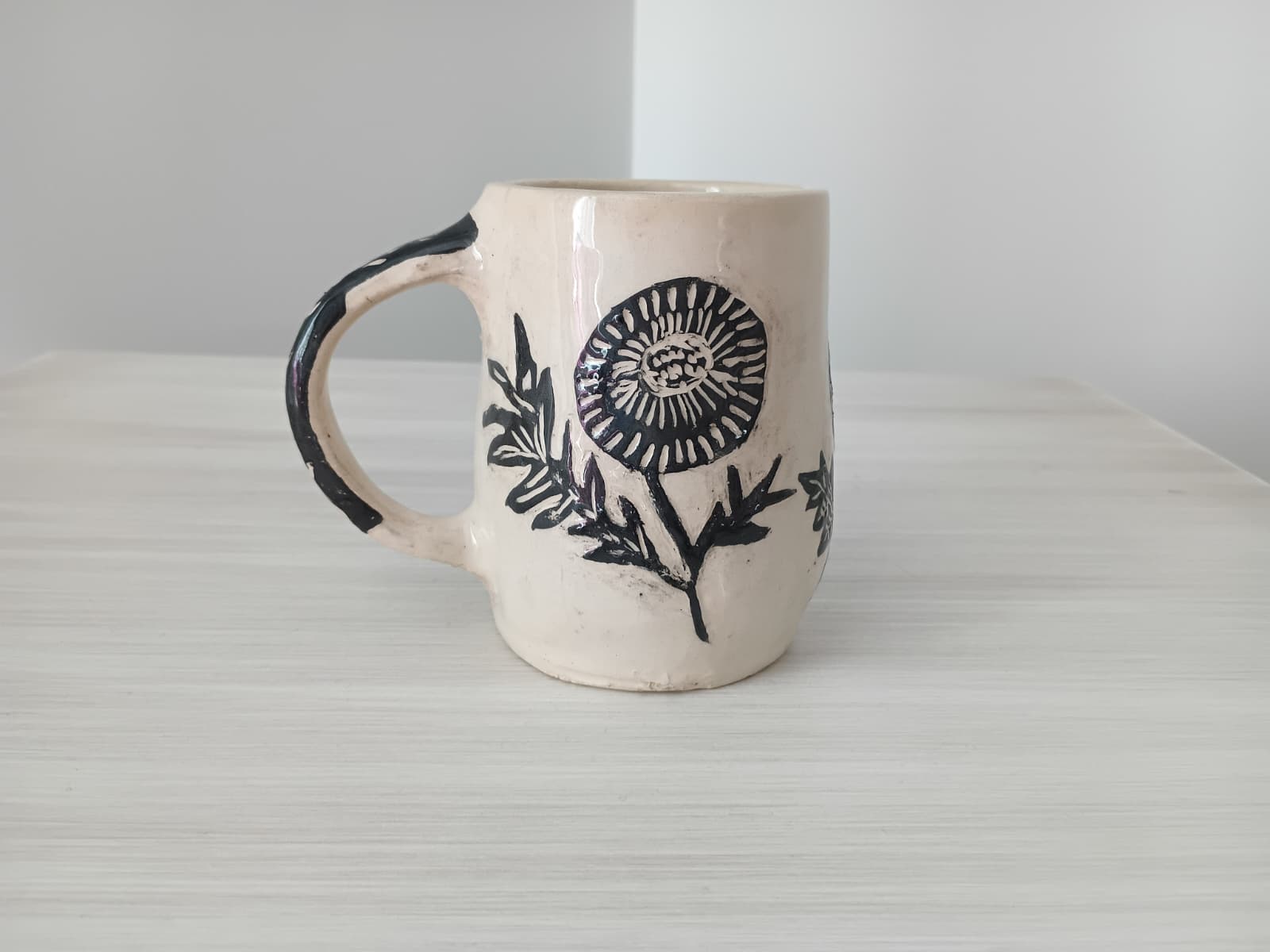 Monokrom Papatya: Siyah Beyaz Sgraffito Kupa